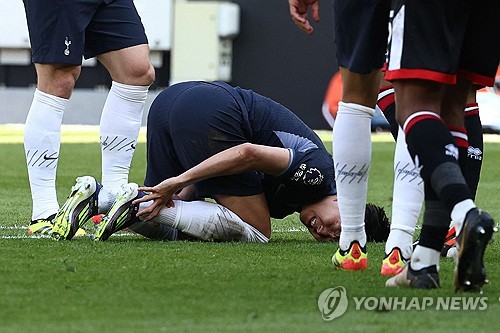 브룩스에게 가격을 당한 후 그라운드에 엎드린 손흥민. ⓒ연합뉴스 AFP