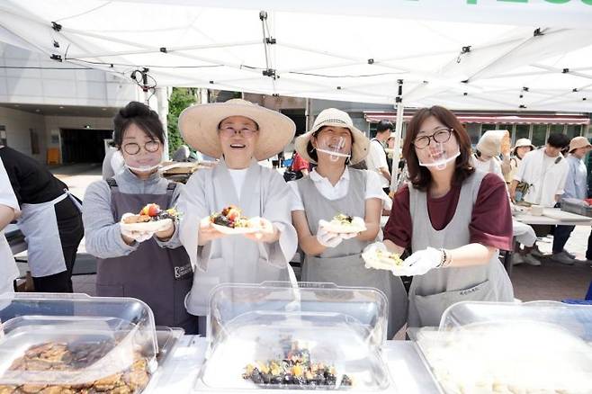 성북세계음식축제 누리마실 축제에서 첫 선을 보인 전통사찰음식. 전통사찰음식 전문가 수월암 혜범스님과 관계자들. 성북구청 제공.