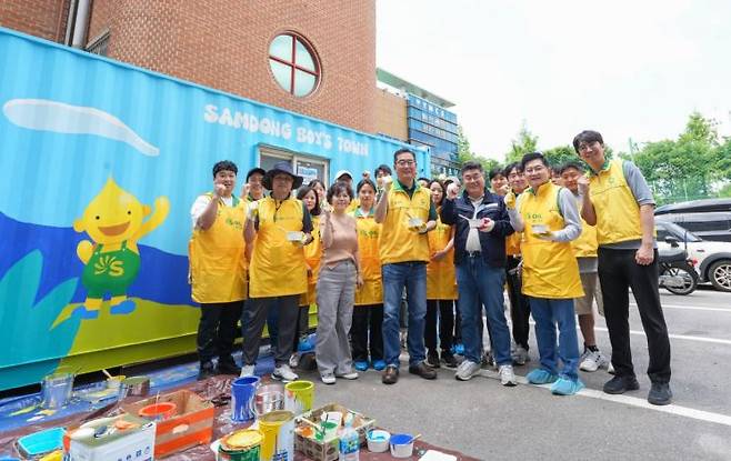 정영광 에쓰오일 부문장(맨앞줄 가운데)이 18일 서울 마포구  아동생활시설인 삼동보이스타운에서 열린 벽화그리기 자원봉사 활동에서 참석자들과 함께 기념 사진을 촬영하고 있다. [사진제공=에쓰오일]