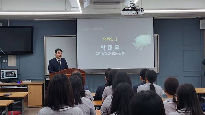 광주광역시 남구 송원여자상업고등학교에서 20일 오전 열린 518 희생자 고 박현숙 양의 추모비 제막식에서 박 양의 동생인 박대우 지역발전정책연구원장이 유족인사를 하고 있다.[사진=민현기 기자]