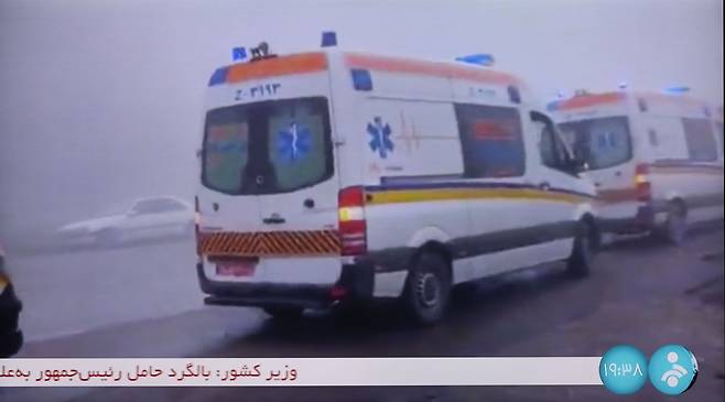 이란 정부 구조대의 구급차가 19일 동부 아제르바이잔주 조파 지역에서 헬기 추락 현장을 향해 달려가고 있다. /이란 국영TV