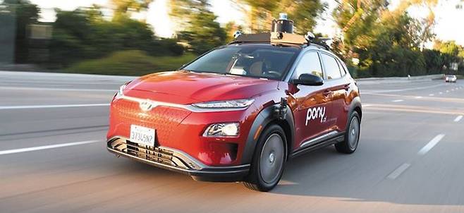 도로를 달리는 포니 AI의 자율주행 로보택시. 라이다와 센서, 차량의 움직임을 예측·제어하는 인공지능(AI) 기반 소프트웨어를 조합해 운전자 없이 스스로 달린다. /포니 AI