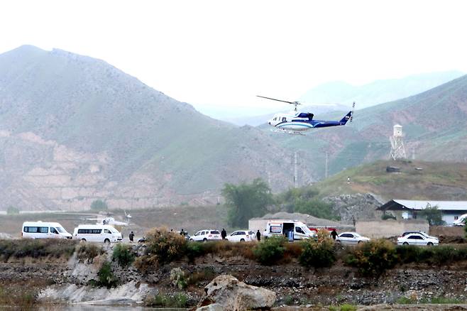19일 이란 대통령 에브라힘 라이시(Ebrahim Raisi)를 태운 헬리콥터가 이란-아제르바이잔 국경 근처에서 이륙하고 있다./로이터 연합뉴스