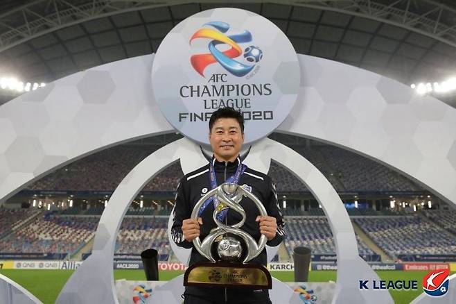 김도훈 감독이 2020년 울산을 이끌던 당시 AFC 챔피언스리그 우승 트로피를 들고 있는 모습. /한국프로축구연맹