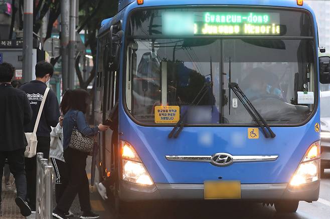 대구시는 오는 7월부터 5개 노선에서 '현금없는 시내버스'를 운영한다고 20일 밝혔다. 사진은 시민들이 버스를 타고 있는 모습. /뉴스1