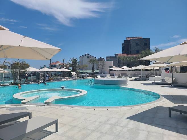 신라스테이 플러스 이호테우 야외수영장. /최효정 기자