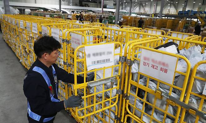 인천 중구 인천공항세관 특송물류센터에서 관계자가 중국발 장기 재고 화물을 정리하고 있다. /뉴스1