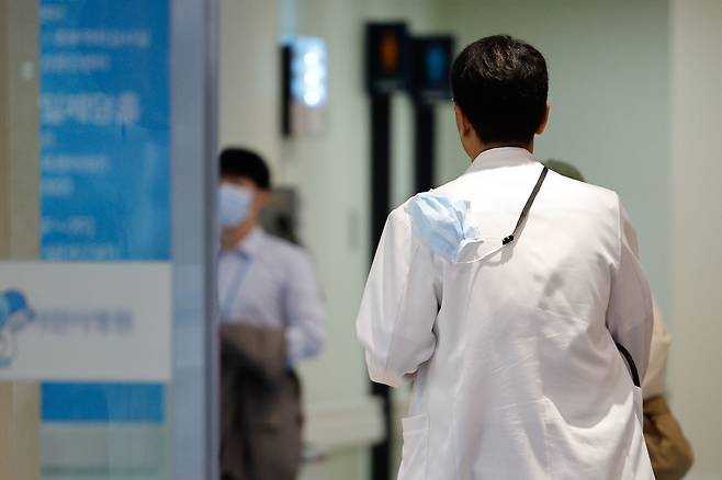 서울대 의대 교수들이 서울 종로구 서울대학교병원에서 열린 비상대책위원회 총회에 참석하고 있다. /뉴스1