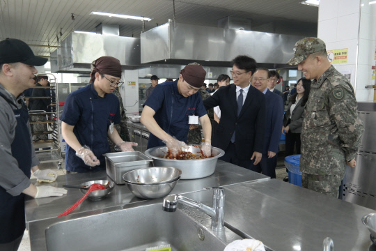 최규석 병무청 차장은 20일 대전 소재 육군종합군수학교를 방문, 조리특기 실습 중인 육군 기술행정병과 소통의 시간을 가졌다. 대전충남병무청 제공