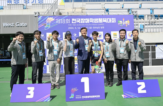 충남선수단이 '제18회 전국장애학생체육대회'에서 종합 3위를 달성한 가운데, 전국 최초로 9연패를 기록한 육상종목 선수들이 시상식에서 파이팅을 하고 있다. 충남도 제공