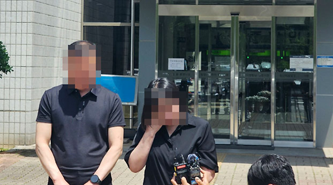 전 남자친구에게 폭행당해 숨진 20대 피해자의 부모가 20일 오후 경남 통영시 창원지법 통영지원에서 예정된 20대 피의자 A씨에 대한 구속 전 피의자 심문(영장실질심사)에 앞서 재판부에 A씨의 구속을 요구하고 있다. ⓒ연합뉴스