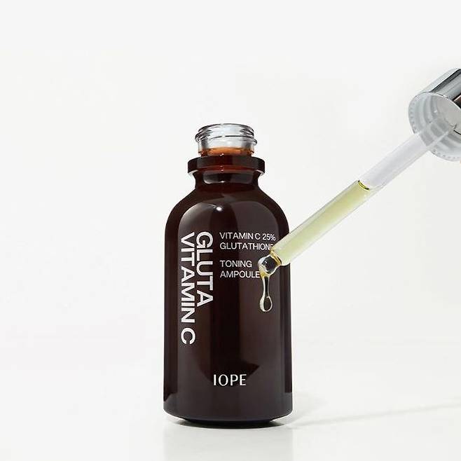 아이오페 글루타 비타민 C 토닝 앰플 - 순수 비타민 C 25%와 순도 98% 글루타티온, 비타민 C 유도체의 시너지 효과로 빠르게 톤, 결을 개선한다. 23g 5만5천원.