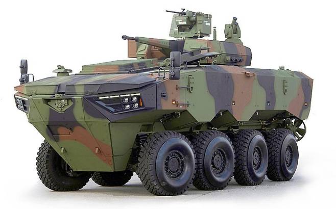 중량급 차륜형 장갑차 N-WAV, 무게 35t·길이 9.3m·폭 3.1m·높이 2.8m다. 유사시 감시·정찰 능력을 갖추고 있는 다목적무인차량(UGV)과 연합 편대를 구성해 적 특수 부대 제거 임무에 먼저 투입하면 아군의 피해를 줄일 수 있다. △K808은 무게 17.5t·길이 7.2m·폭 2.7m·높이 2.6m, △K-21 보병전투차량은 무게 25t·길이 6.9m·폭 3.4m·높이 2.6m, △AS-21 레드백은 무게 42t 증가장갑 설치시 47t ·길이 7.7m·폭 3.5m·높이 3.7m의 크기를 가졌다. 사진=현대로템 제공