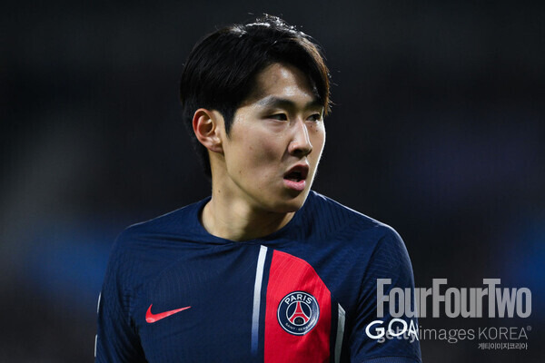 사진=게티이미지/파리 생제르맹(PSG)은 20일 오전 4시(이하 한국시간) 프랑스 메스에 위치한 스타드 생 생포리엥에서 열린 2023-24시즌 프랑스 리그앙 34라운드(최종전)에서 메스에 2-0 승리했다. 이로써 PSG는 22승 10무 2패(승점 76)로 리그 1위로 시즌을 마감하게 됐다. 공격포인트 외에도 활발한 움직임으로 팀의 승리에 ‘일등공신’ 역할을 톡톡히 해낸 이강인이었다. 축구통계매체 ‘소파스코어’에 따르면 풀타임을 소화한 이강인은 1골 1도움과 더불어 유효슈팅 2회, 드리블 성공률 75%(4회 중 3회), 볼터치 77회, 패스 성공률 93%(57회 중 53회), 키패스 1회, 롱패스 성공률 100%(1회 중 1회), 지상 경합 성공률 57%(7회 중 4회), 공중 경합 성공률 100%(1회 중 1회), 피파울 1회, 가로채기 1회 등을 기록했고 매체는 이강인에 양 팀 통틀어 최고 평점인 8.6점을 부여했다. 또한 또다른 축구통계매체 ‘풋몹’ 역시 마찬가지로 최고 평점인 8.8.점을 매기며 그의 활약을 인정했다.