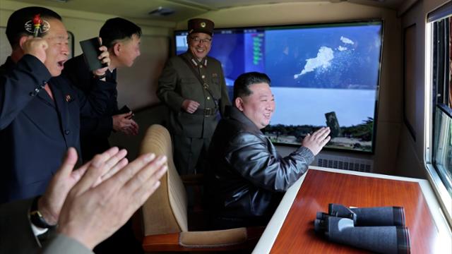 김정은(오른쪽) 북한 국무위원장이 17일 전술탄도미사일 시험사격을 참관하고 있다. 조선중앙TV 영상. 연합뉴스