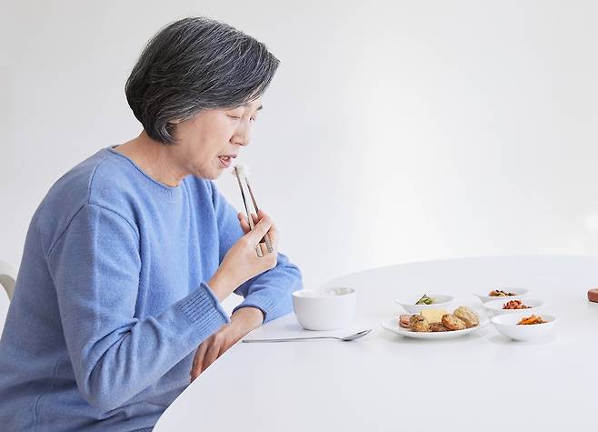 ‘1·2·2원칙’​은 콩은 하루 1번 이상, 우유와 뼈째 먹는 생선은 하루 2회 이상, 등푸른생선은 일주일에 2회 이상 먹는 것이다./사진=게티이미지뱅크