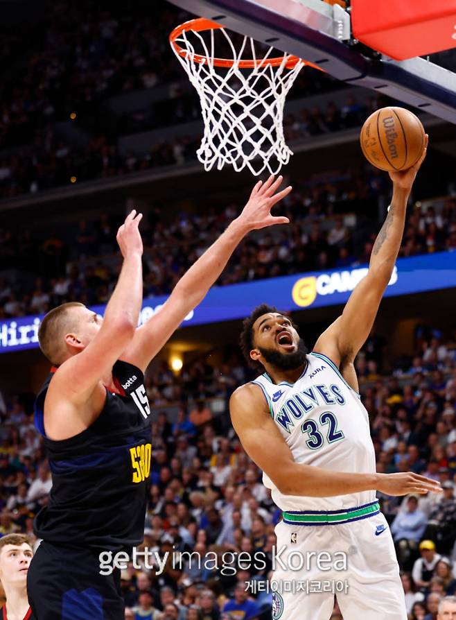 20일 볼 아레나에서 열린 2023~24 NBA 서부 콘퍼런스 PO 2라운드 7차전 덴버와 미네소타의 경기. 미네소타 타운스(오른쪽)가 요키치 앞에서 슛을 시도하고 있다. 사진=게티이미지