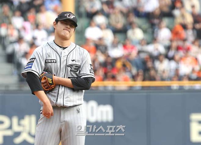 2024 프로야구 두산베어스와 한화이글스의 경기가 지난 4월 10일 오후 서울 잠실야구장에서 열렸다. 4회말 1사 1루 문동주가 교체사인이 나자 아쉬워하고 있다. 잠실=김민규 기자 mgkim1@edaily.co.kr