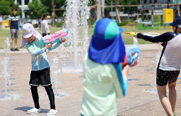 19일 서울 중구 서울광장 내 분수대에서 어린이들이 물놀이를 즐기고 있다. [사진=뉴시스]
