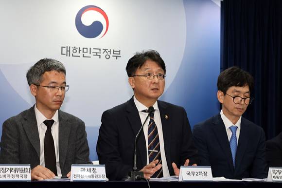 이정원 국무조정실 국무2차장이 19일 오후 서울 종로구 정부서울청사에서 해외직구 대책 관련 추가 브리핑을 하고 있다. [사진=뉴시스]