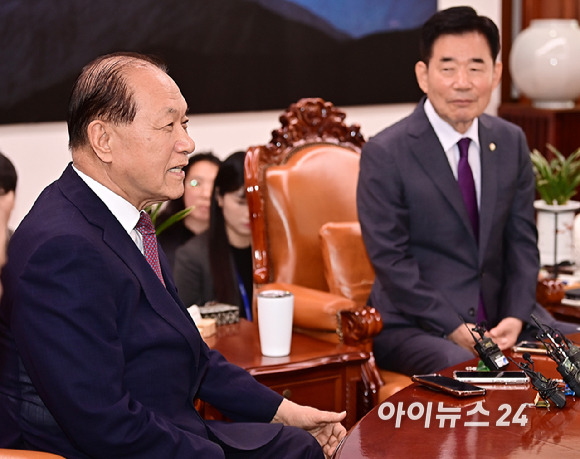 황우여 국민의힘 비상대책위원장이 20일 오전 서울 여의도 국회에서 김진표 국회의장을 예방해 환담을 나누고 있다. [사진=곽영래 기자]