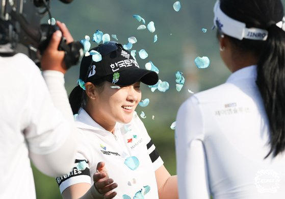 KLPGA 투어의 인기 스타 박현경이 19일 열린 두산 매치플레이 결승전에서 이예원을 꺾고 정상을 밟았다. 2019년 데뷔 후 통산 5승째 달성이다. 우승을 확정한 뒤 동료들로부터 축하 세례를 받고 있는 박현경. [사진 KLPGA]