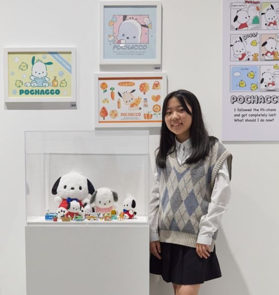 포차코를 좋아하는 권혜원 학생기자가 포차코의 프로필을 꼼꼼히 살펴보고 기념촬영도 했다.