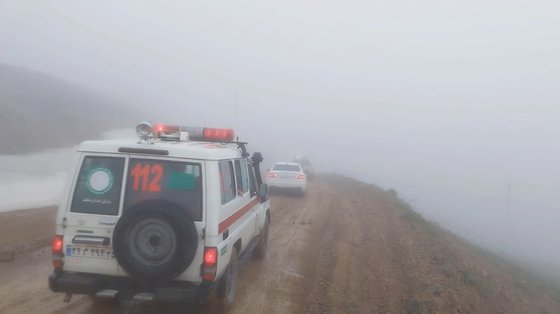 이란 정부 구조대의 구급차가 19일(현지시간) 동부 아제르바이잔주 조파 지역에서 헬기 추락 현장을 향해 이동하고 있다. 로이터=연합뉴스