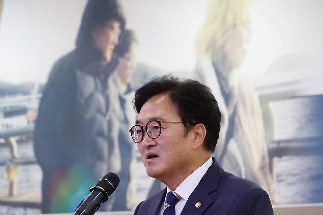 22대 전반기 국회의장 후보인 더불어민주당 우원식 의원이 20일 국회 의원회관에서 열린 세월호 10주기 추모 영화 상영회에서 인사말을 하고 있다. 연합뉴스