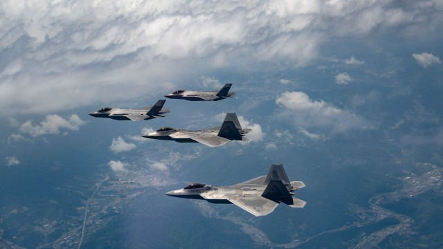 지난 16일, 미 공군 F-22와 한국 공군 F-35A 스텔스 전투기가 한반도 상공에서 근접 공중전투 기동훈련을 하고 있다. (사진=연합뉴스)