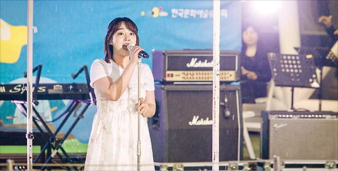 지난해 ‘문화다양성 주간’의 다양성 콘서트 ‘Stage :D’에서 가수 윤하가 공연하고 있다.   문화체육관광부 제공