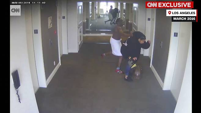 미 CNN 방송이 지난 17일(현지시간) 힙합계 거물 퍼프 대디(본명 숀 디디 콤스)가 2016년 3월 당시 여자친구였던 캐시를 LA의 한 호텔에서 폭행하는 영상을 보도했다. AP연합뉴스