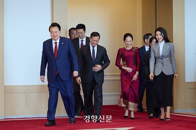 윤석열 대통령과 김건희 여사가 16일 용산 대통령실 청사에서 열린 한·캄보디아 공식 오찬을 마친 뒤 마넷 총리와 뺏 짠모니 여사를 배웅하고 있다. 김 여사가 공개 일정에서 모습을 보인 것은 지난해 12월 15일 네덜란드 순방 귀국 이후 153일 만이다. 대통령실 제공