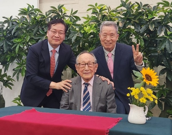 100세 철학자 김형석 교수(가운데). 안양대 제공