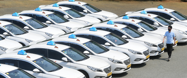 부산의 한 택시회사에 기사가 없어 가동을 멈춘 택시들이 줄지어 서 있다. 국제신문 DB