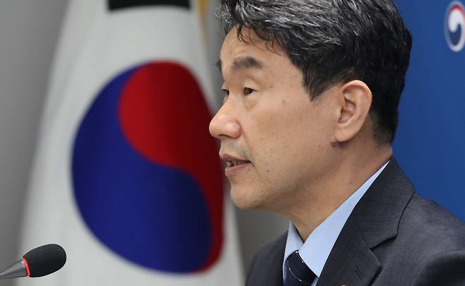 Education Minister Lee Ju-ho speaks at an online meeting held Monday with presidents of 40 medical schools nationwide to urge them to normalize the education process. (Yonhap)