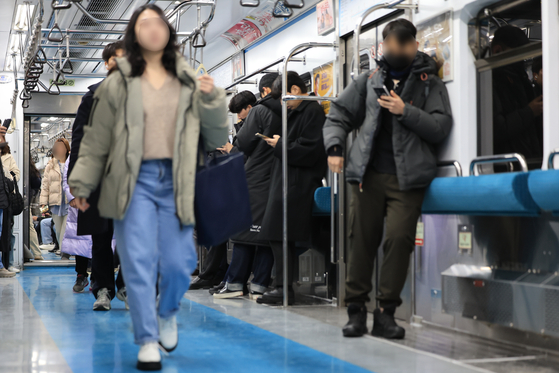 Commuters stand in a seatless subway train carriage on line No. 4 on Jan. 10, as a pilot run of such trains begins to alleviate overcrowding during morning peak hours. [YONHAP]
