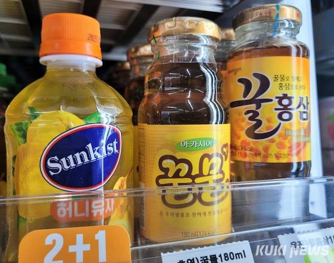 편의점에서 판매되고 있는 꿀이 함유된 음료들. 인지도 높은 업체들도 사양꿀을 사용하고 있다. 사진=김건주 기자
