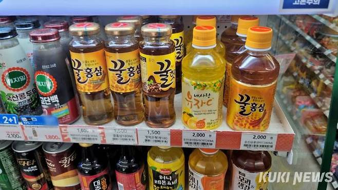 서울시 동작구의 한 편의점에 꿀 혼합음료들이 진열돼 있다. 해당 제품들의 성분표에는 모두 사양꿀이 쓰이는 것으로 나타났다. 사진=김건주 기자