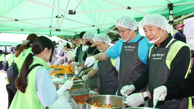 도성훈 인천시교육감이 교육공동체와 함께하는 ‘사랑의 밥차’ 봉사활동을 하고 있다. 인천시교육청 제공