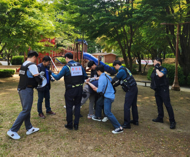 분당경찰서는 최근 분당구 구미동의 인근 공원에서 현장 대응력을 높이기 위해 광역 모의훈련(FTX)을 실시했다. 분당경찰서 제공