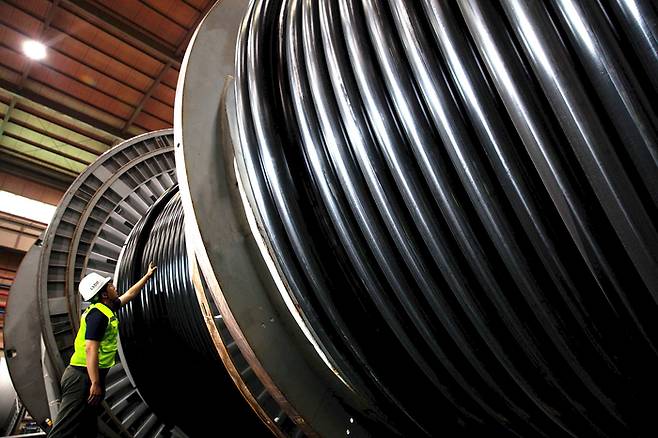 LS전선 경북 구미공장에서 직원이 초고압 케이블을 생산하고 있다. [사진 제공 = LS전선]