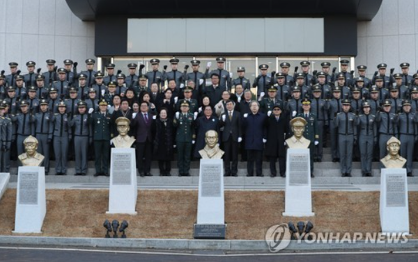 2018년 3월1일 서울 육군사관학교에서 열린 독립전쟁 영웅 5인 흉상 제막식. 맨 왼쪽이 홍범도 장군 흉상.  [연합뉴스]