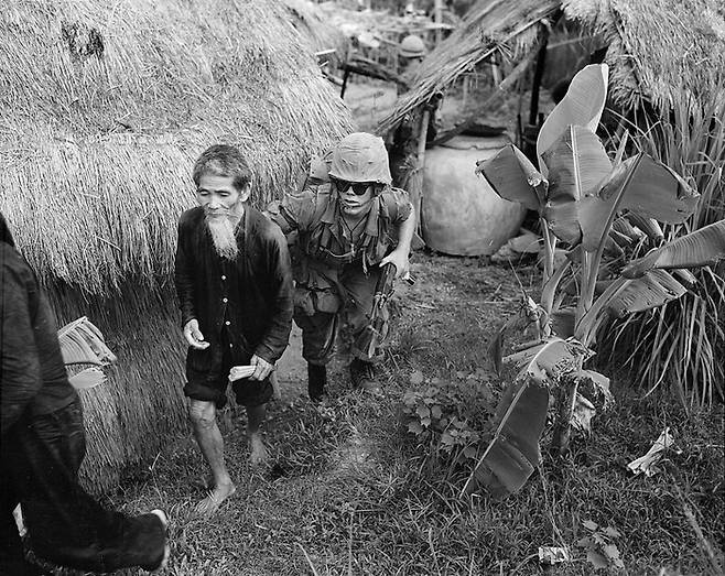 1965년 미군이 다낭 인근에서 베트콩으로 의심되는 사람을 연행하고 있다.
