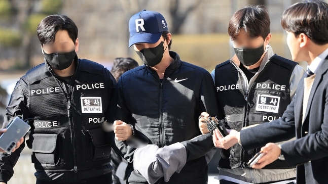22일 마약 투약 혐의로 구속된 전 야구선수 오재원이 경찰서로 연행되고 있다. [연합뉴스]