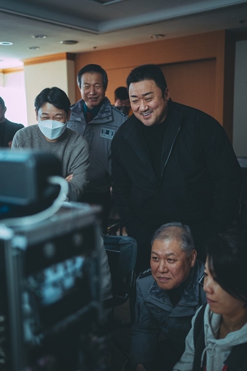 ‘범죄도시4’가 개봉 4주 연속 주말 박스오피스 1위를 차지한 가운데, 한국영화 시리즈 최초 ‘트리플 천만’ 기록을 만들어 준 관객들을 위한 비하인드 스틸 공개했다. 사진=에이비오엔터테인먼트, 플러스엠 엔터테인먼트