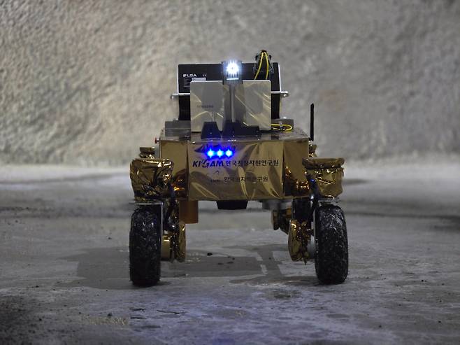 지질자원연이 2016년~2020년 약 4년 반에 걸쳐 순수 국내 기술로 제작한 달 감마선분광기(KGRS)가 탐사용 로봇에 실려 이동하는 모습 /사진=KIGAM