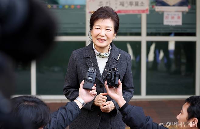 박근혜 전 대통령이 제22대 국회의원 선거일인 지난달 10일 대구 달성군 유가읍에 마련된 투표소에서 투표를 마친 뒤 취재진과 만난 모습./사진=뉴스1