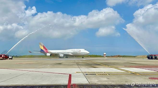 아시아나항공 B747 여객기가 25일 타이베이 타오위안 국제공항에 도착해 마지막 운항 기념 물대포 환영을 받고 있다. (아시아나항공 제공) 사진=뉴스1
