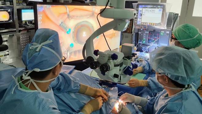 럭스터나 유전자 치료 수술 중인 서울대병원 박규형(사진 가운데), 윤창기(사진 왼쪽) 교수./사진=서울대병원